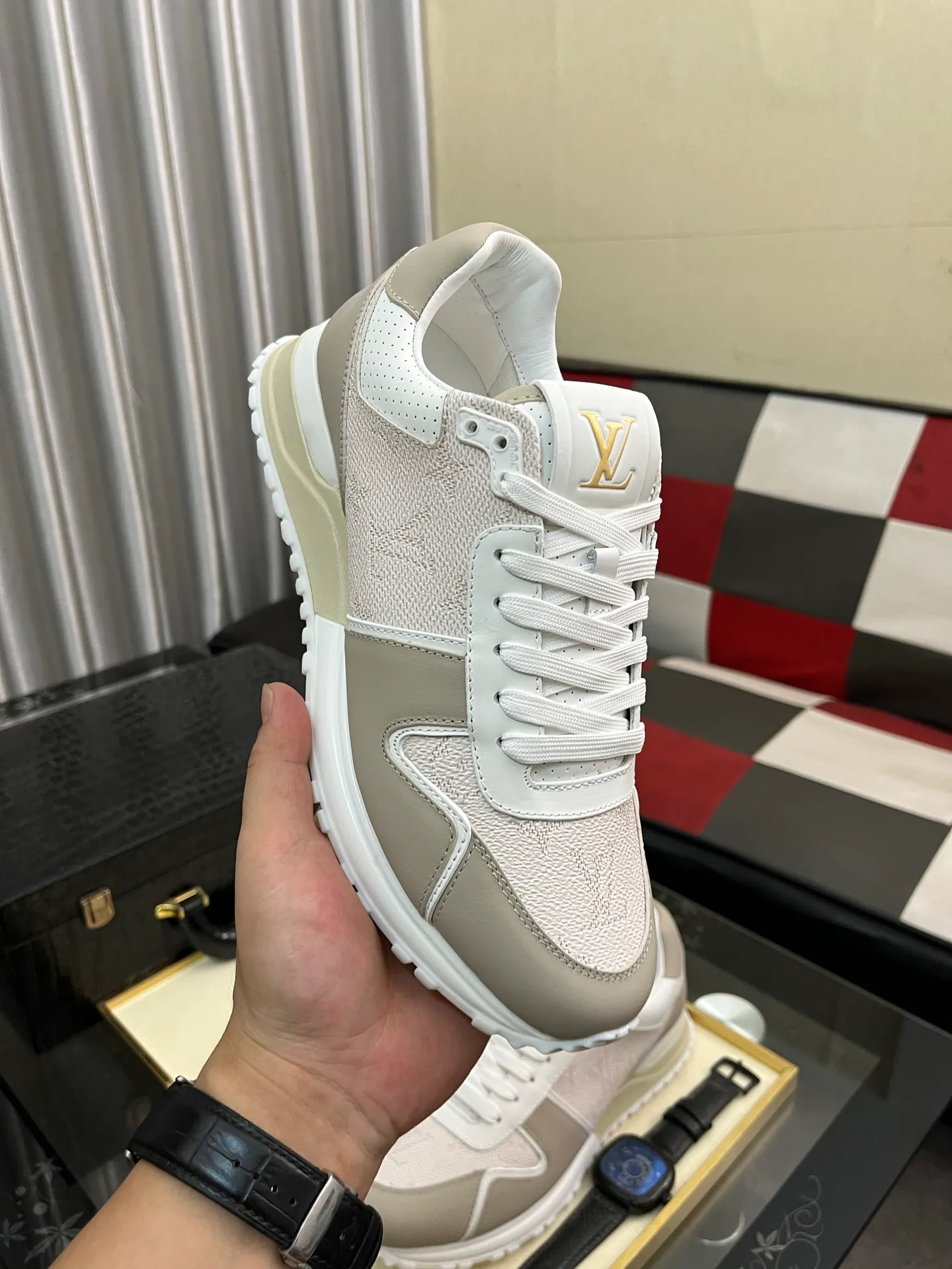 Men's men's shoes 💰760⌚️⌚️Breaking hot 🆕🆕🆕𝙇𝙑 Top version: LV TARINE Louis Vuitton Donkey Brand L Home Casual Sports Shoes Skateboard Shoes Original Purchase Development Production This LV Trainer sneaker draws inspiration from retro basketball shoes, with a mixed technical material upper and handwritten Louis Vuitton logo on the side to highlight its eye-catching style. Rubber outsole with upgraded grip, exquisite packaging at the delivery counter 🛍📦 ▪️Fabrics: Original customized imported first-layer cowhide ▪️Inner lining: Original customized breathable mesh ▪️Outsole: Original molded TPU combination outsole ▪️Sole thickness: 3CM ▪️Size: Male 38-46 (customized at 45.46)